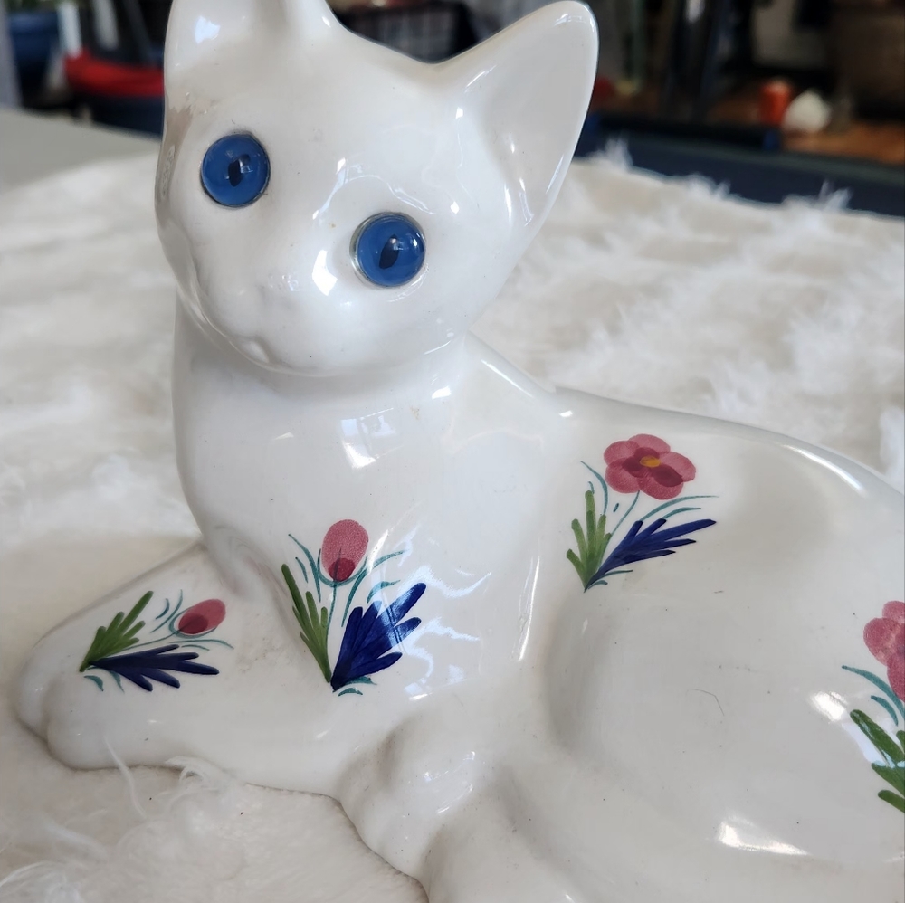 1979 ELPA Porcelain cat stamped made in Alcobaca Portugal